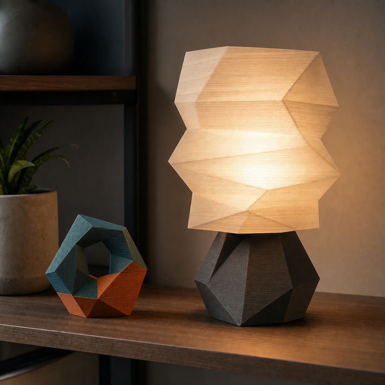 Imagem ilustrativa de uma luminária geométrica e um objeto decorativo produzidos por impressão 3D.
